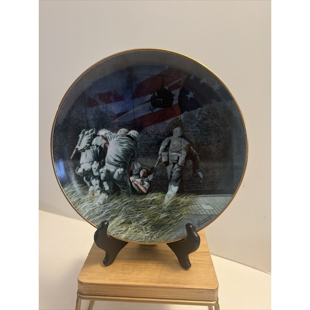 Vietnam Veterans Memorial “ Reflections Of Courage”  Collector Plate #LA4718